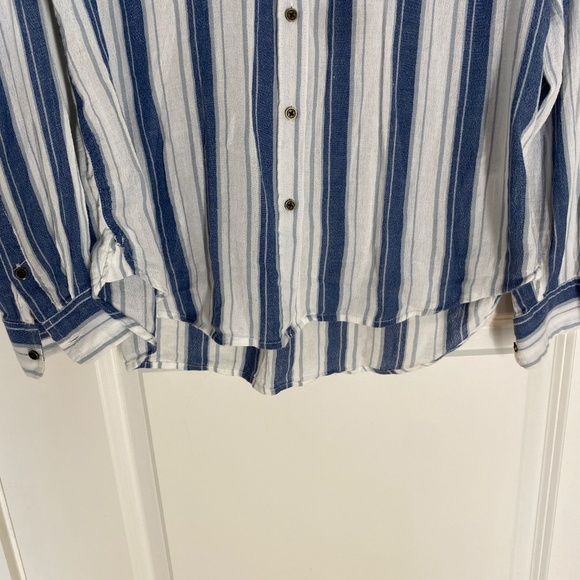 WOMANS MEDIUM LUCKY BRAND BUTTON UP BLOUSE BLUE STRIPED, COOL BEACHY COMFORTABLE - Picture 4 of 6